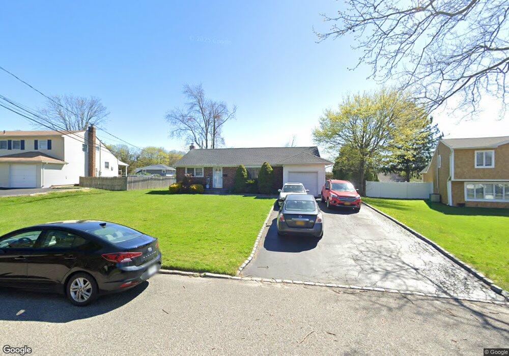 3 Blue Spruce Ln, ComMacK, NY 11725 - photo 1