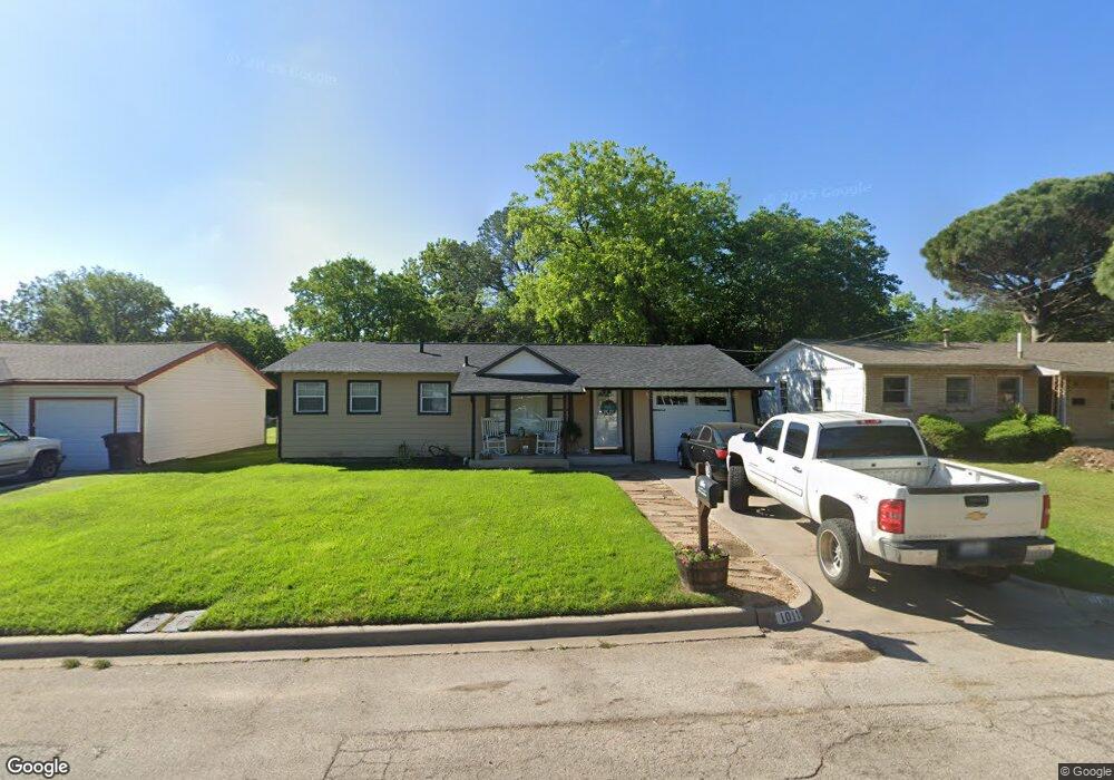 1011 W Lone Star Ave, Cleburne, TX 76033 - photo 1