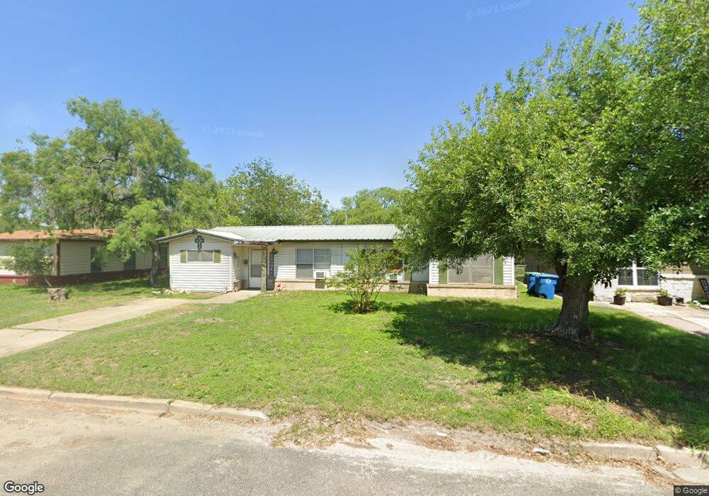 1519 E Bowie St, Beeville, TX 78102 - photo 1