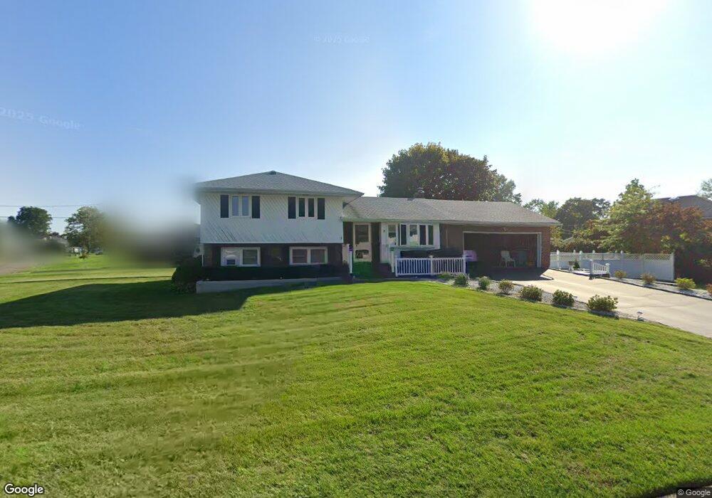 8 Whitebirch Ln, ComMacK, NY 11725 - photo 1