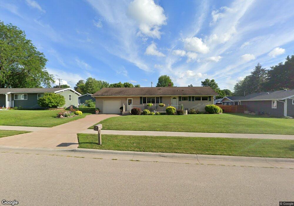 527 S 3rd St, La Crescent, MN 55947 - photo 1