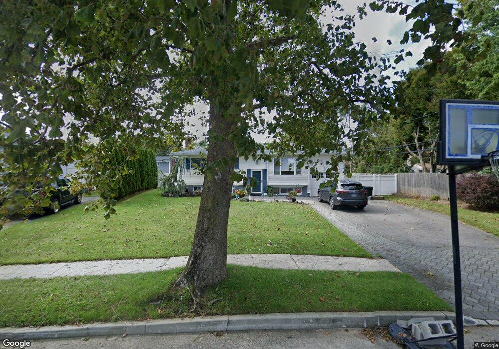 2 Comanche Ln, ComMacK, NY 11725 - photo 1