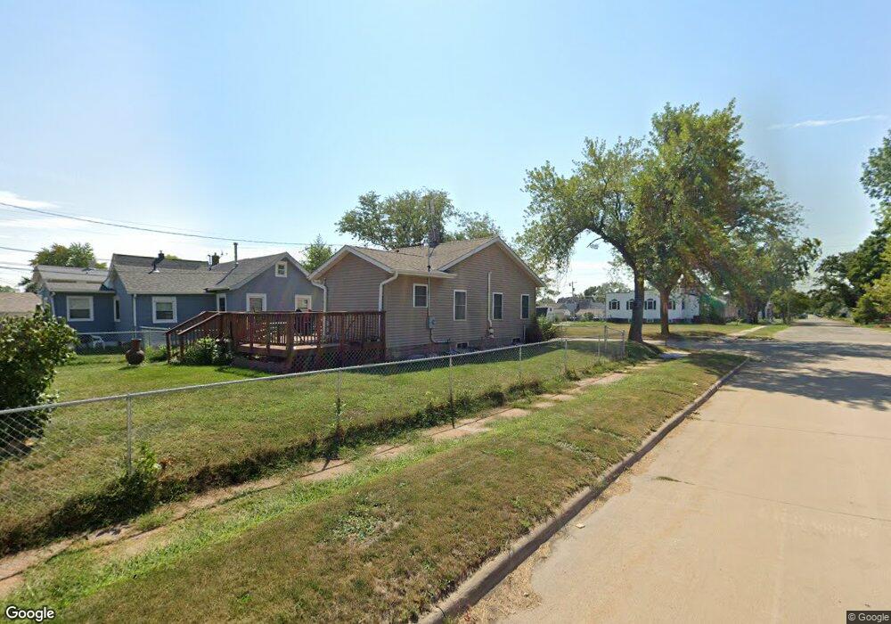 824 M Ave NW, Cedar Rapids, IA 52405 - photo 1