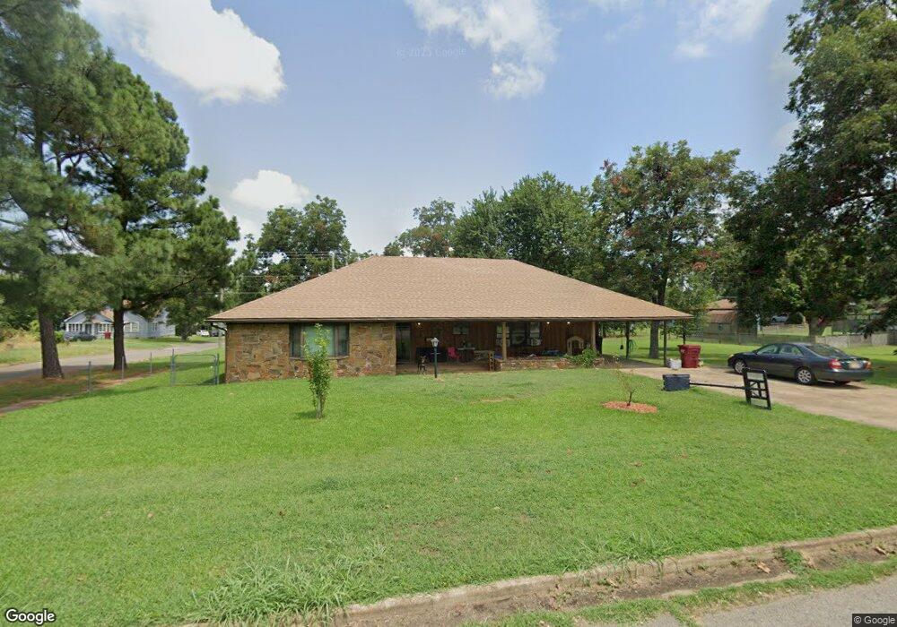 301 E Clayton St, Hugo, OK 74743 - photo 1