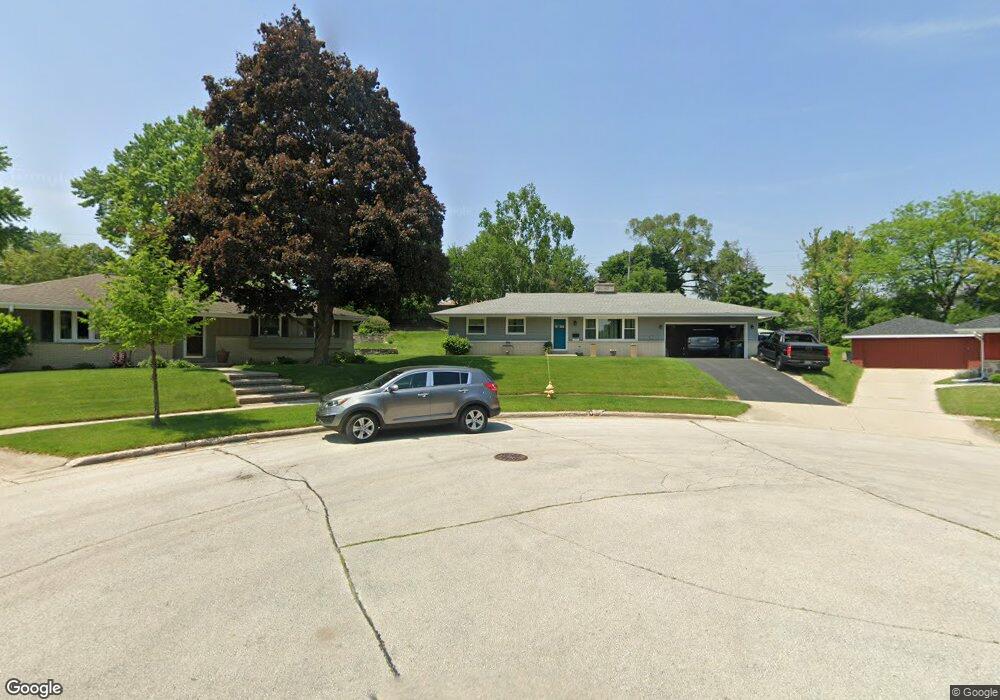 1921 Dewitt Ct, Waukesha, WI 53186 - photo 1