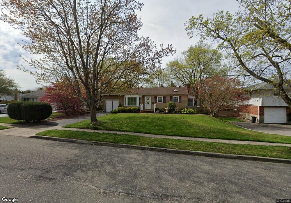 22 Byron Rd, ComMacK, NY 11725 - photo 1