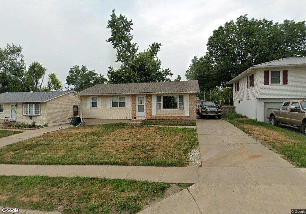 3218 Castle Dr SW, Cedar Rapids, IA 52404 - photo 1