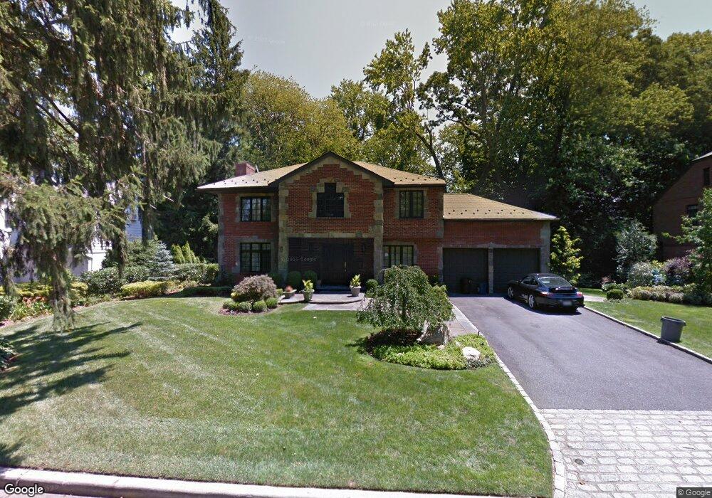 208 Sussex Dr, Manhasset, NY 11030 - photo 1