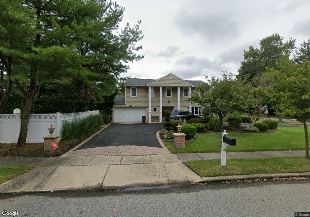 15 Suttonwood Dr, ComMacK, NY 11725 - photo 1