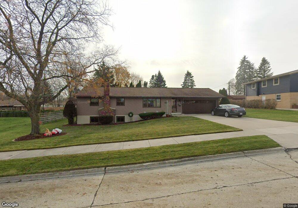 908 Rosemere Cir, Manitowoc, WI 54220 - photo 1