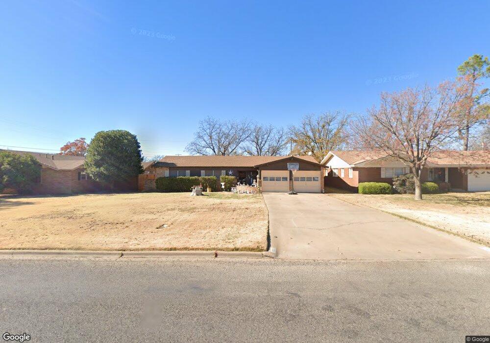 1303 Ennis St, Plainview, TX 79072 - photo 1