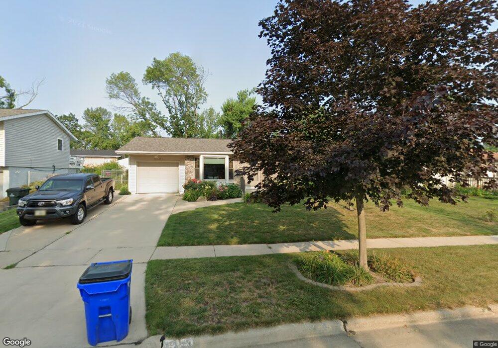 4331 Pineview Dr NE, Cedar Rapids, IA 52402 - photo 1