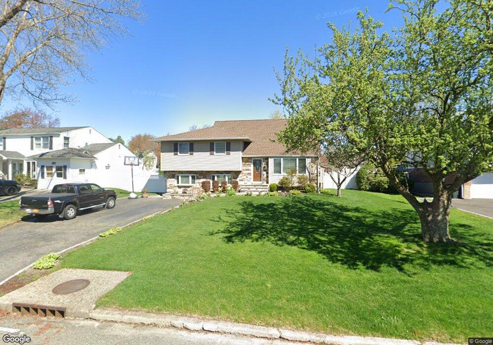 16 Blue Spruce Ln, ComMacK, NY 11725 - photo 1