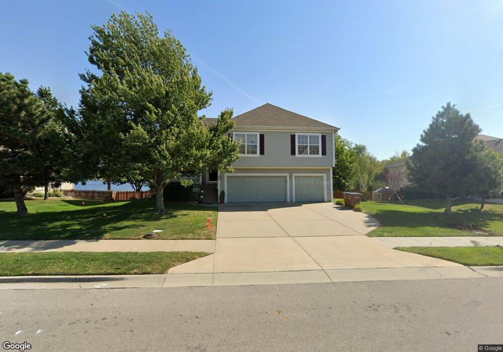 609 Johnston Pkwy, Raymore, MO 64083 - photo 1