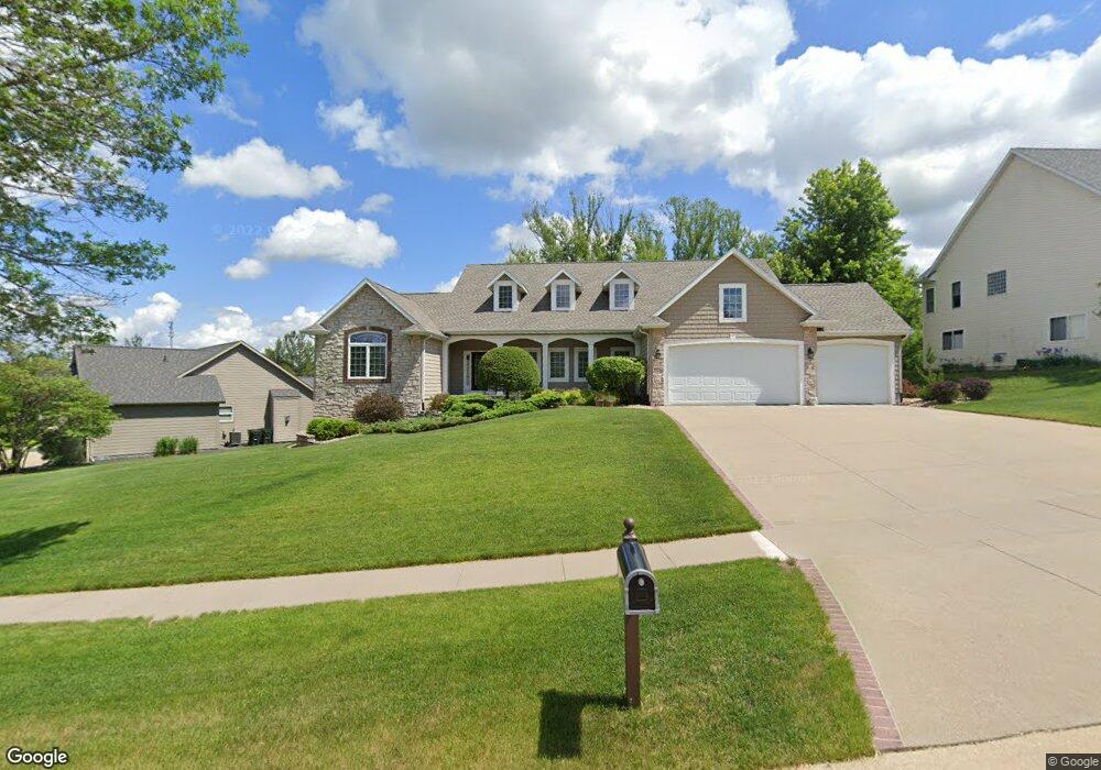 4002 Cedar Bluff Ct NE, Cedar Rapids, IA 52411 - photo 1