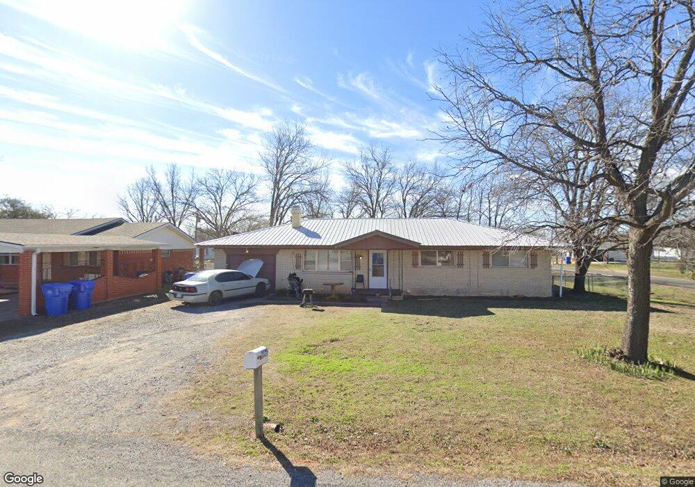 608 NW Pine Ave, Cache, OK 73527 - photo 1