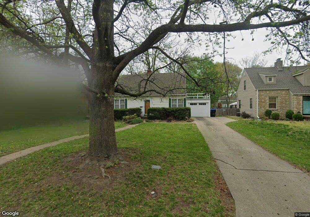 933 SW Cambridge Ave, Topeka, KS 66606 - photo 1