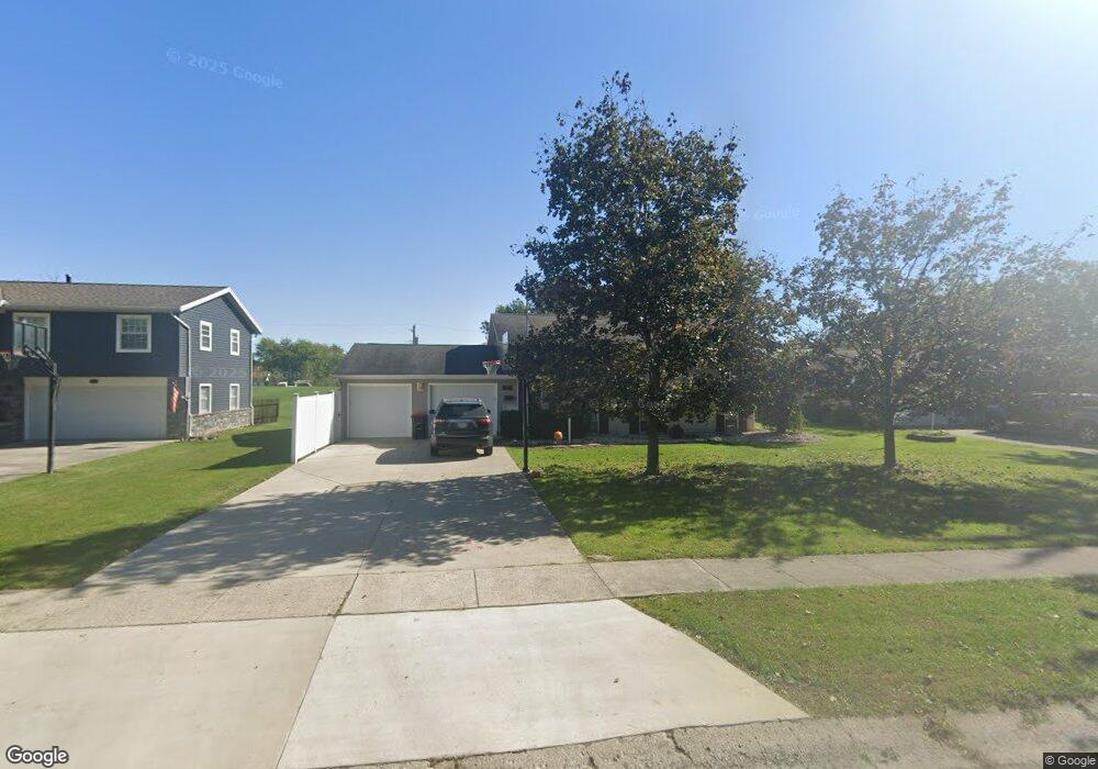 802 N Blackhoof St, Wapakoneta, OH 45895 - photo 1