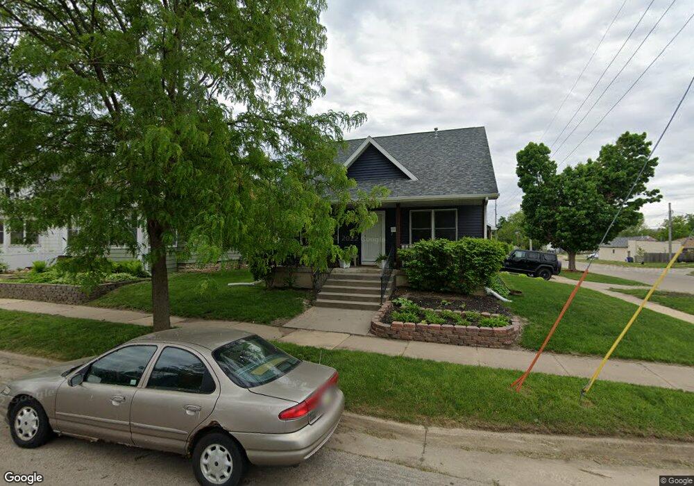 1003 10th St SE, Cedar Rapids, IA 52401 - photo 1