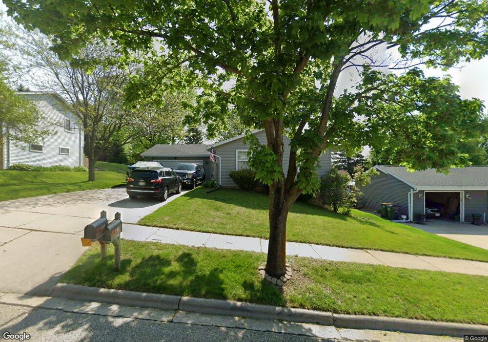 913 Squire Ln, West Bend, WI 53090 - photo 1