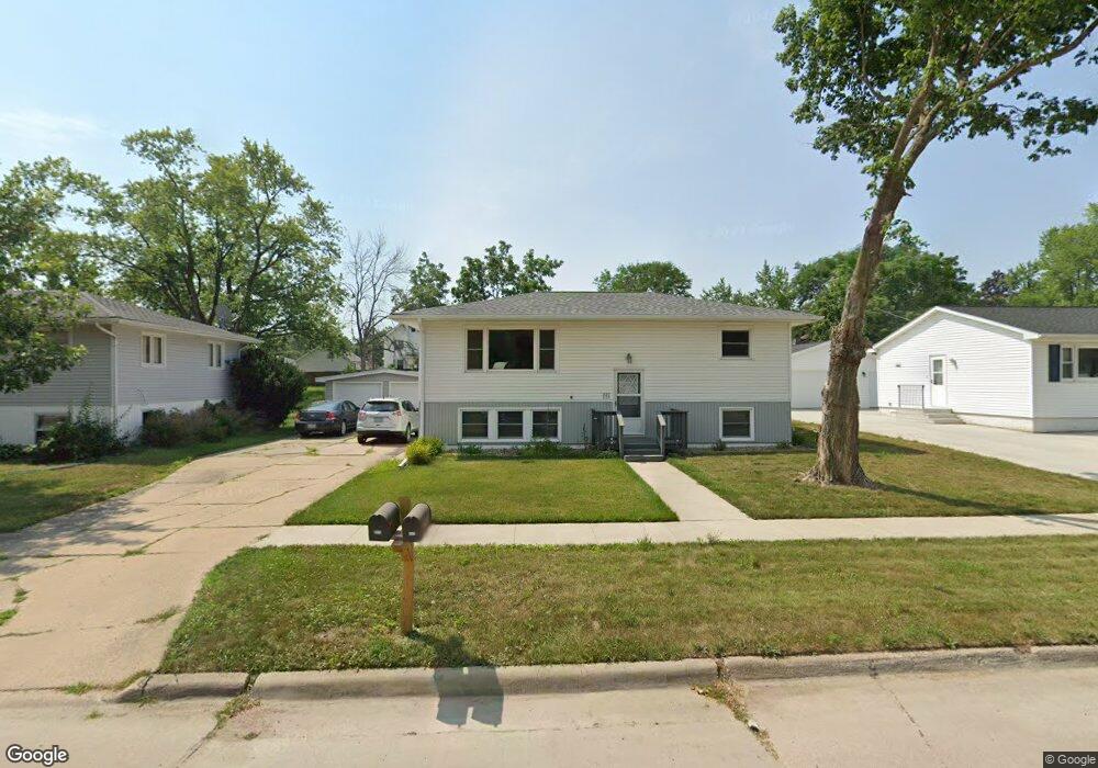 3123 Elaine Dr NW, Cedar Rapids, IA 52405 - photo 1