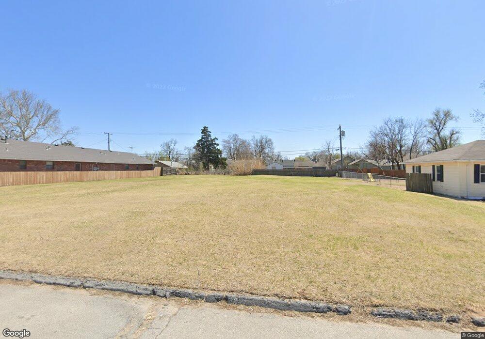 2105 W Maple Ave, Enid, OK 73703 - photo 1