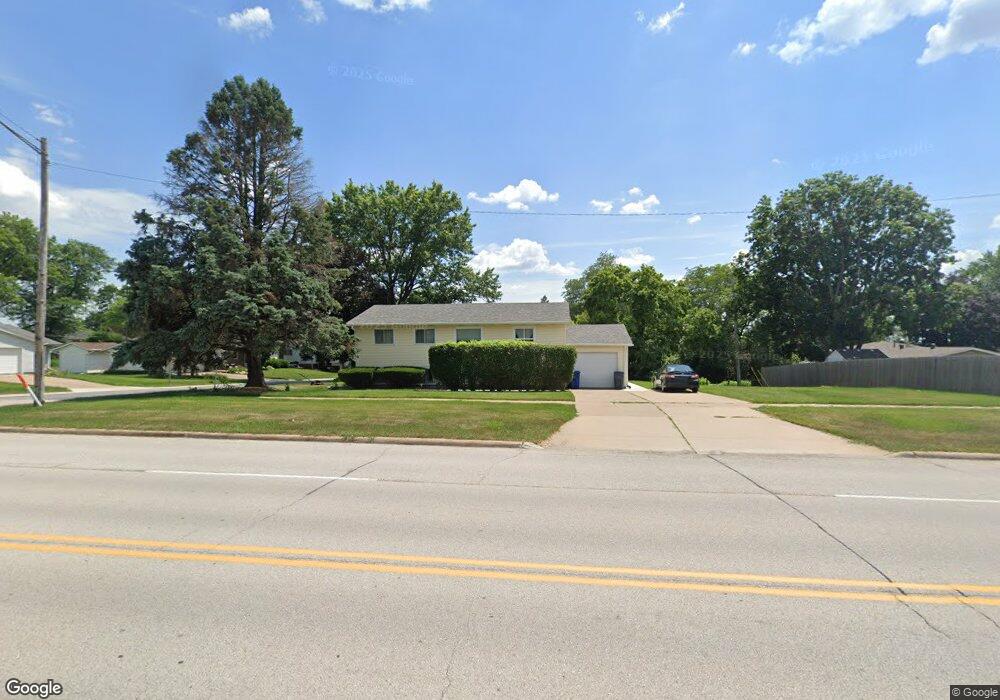 1607 Spruce Hills Dr, Bettendorf, IA 52722 - photo 1