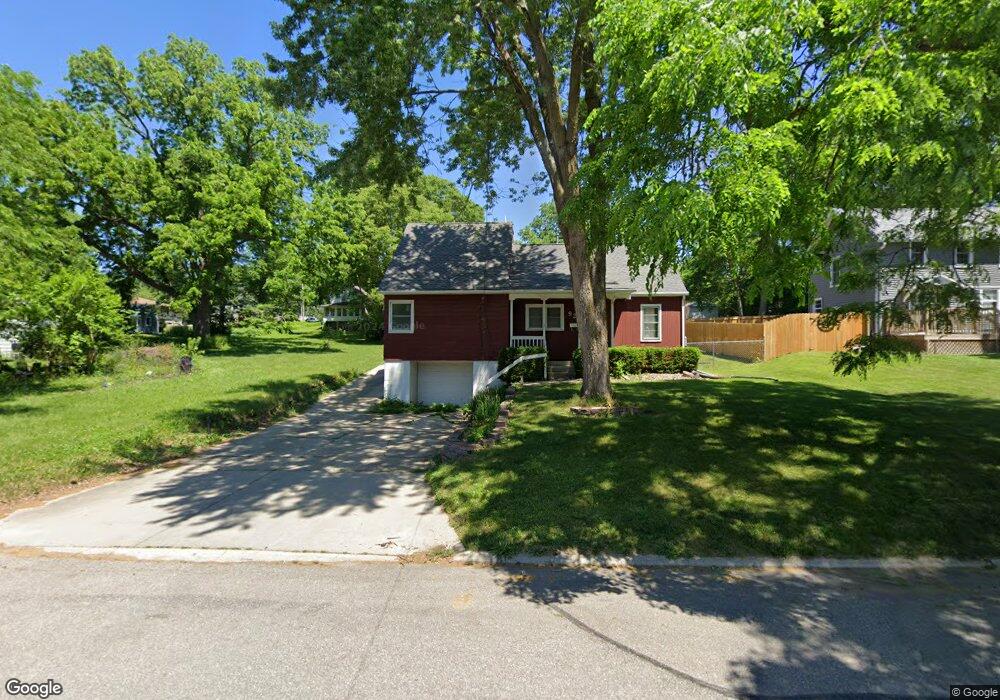 925 W 13th St, Cedar Falls, IA 50613 - photo 1