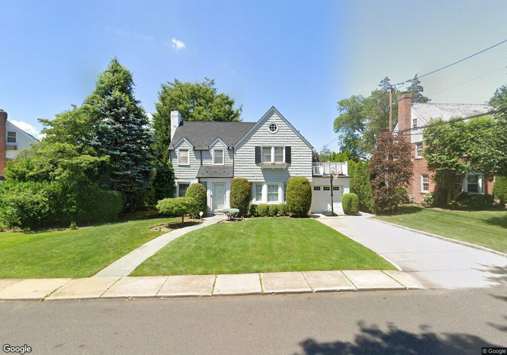 11 Bourndale Rd S, Manhasset, NY 11030 - photo 1