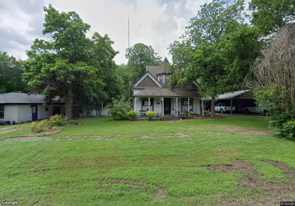 307 W Locust St, Whitewright, TX 75491 - photo 1