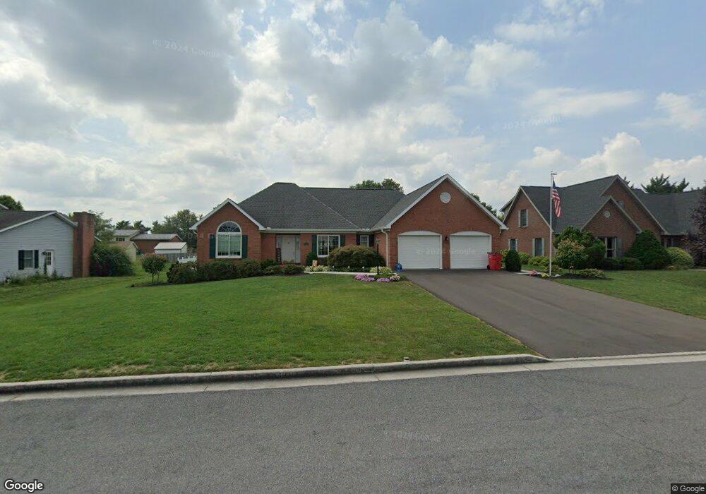 526 Hilltop Cir, Greencastle, PA 17225 - photo 1