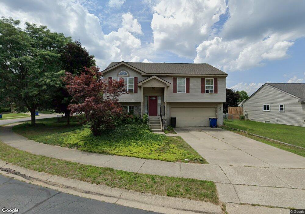 1102 Princeton Dr, Waterford, MI 48327 - photo 1