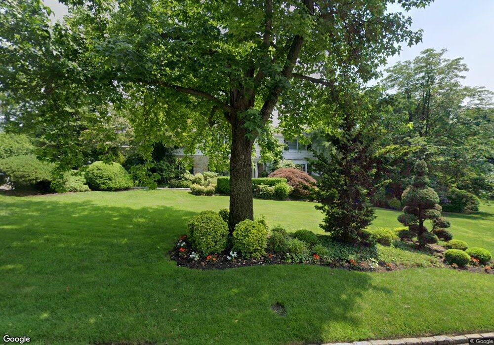 7 Beech Ln, Great Neck, NY 11024 - photo 1