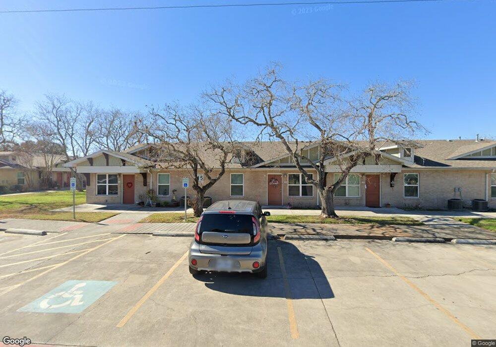 602 N Archer St, Beeville, TX 78102 - photo 1