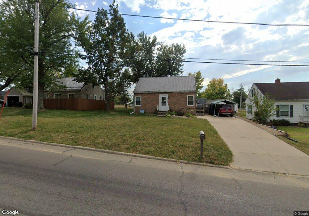 2168 C St SW, Cedar Rapids, IA 52404 - photo 1