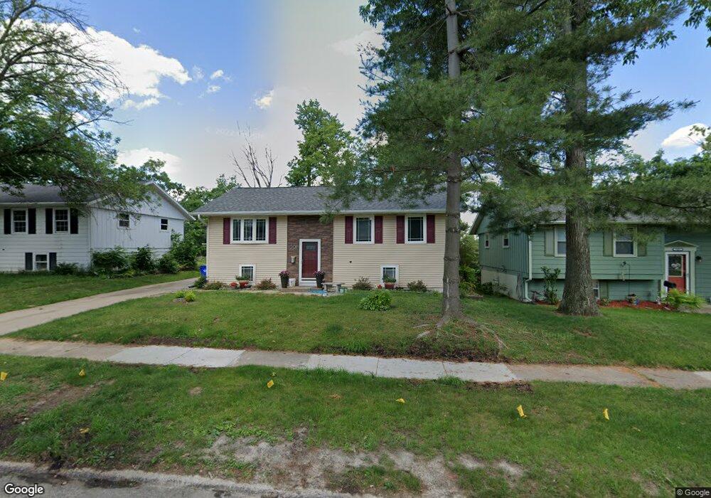 1007 Pawnee Dr NW, Cedar Rapids, IA 52405 - photo 1