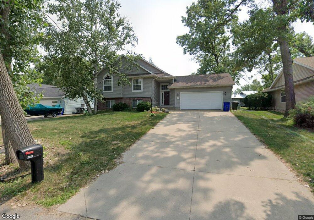 2327 Ryan Ln NE, Cedar Rapids, IA 52402 - photo 1
