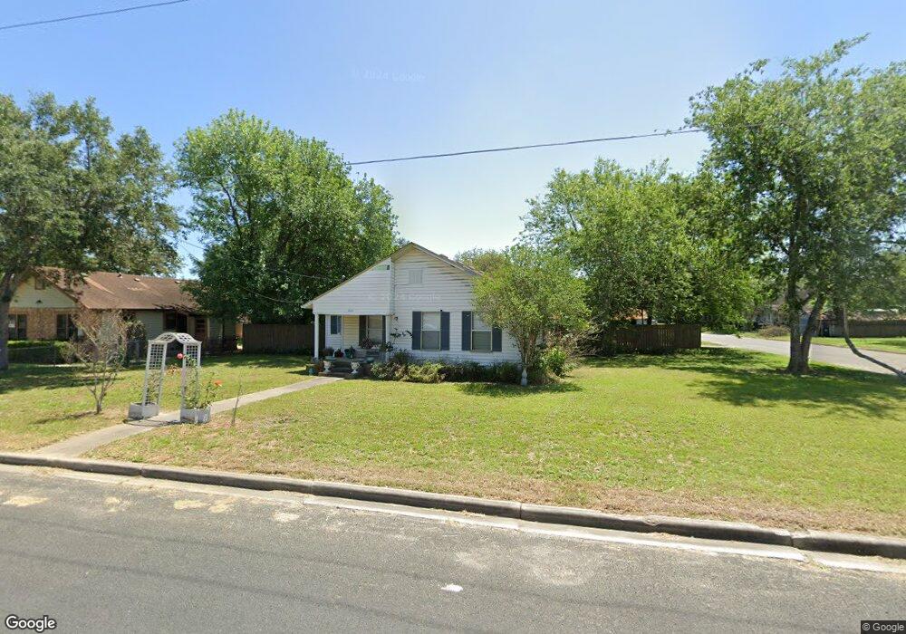 802 E Fannin St, Beeville, TX 78102 - photo 1