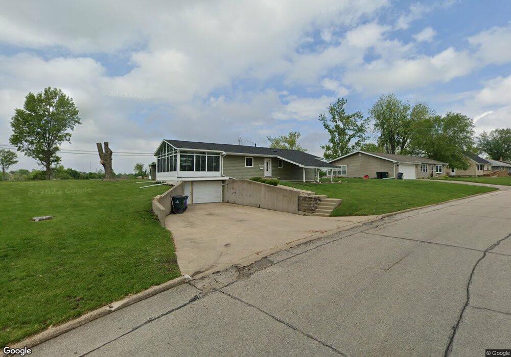 2458 Lauren Dr SW, Cedar Rapids, IA 52404 - photo 1