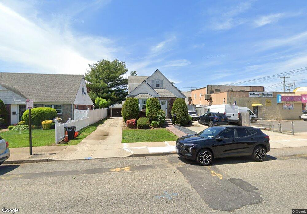 10 Claflin Blvd, Franklin Square, NY 11010 - photo 1