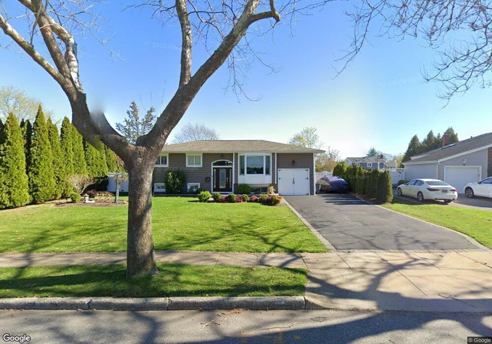 17 Comanche Ln, ComMacK, NY 11725 - photo 1