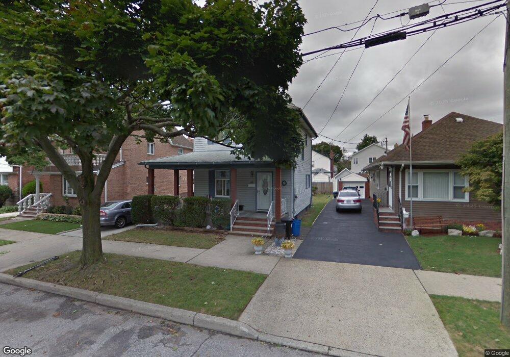 8552 262nd St, Floral Park, NY 11001 - photo 1