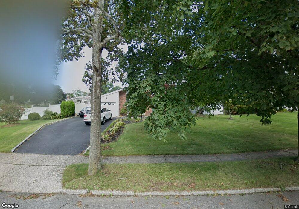 3 Comanche Ln, ComMacK, NY 11725 - photo 1