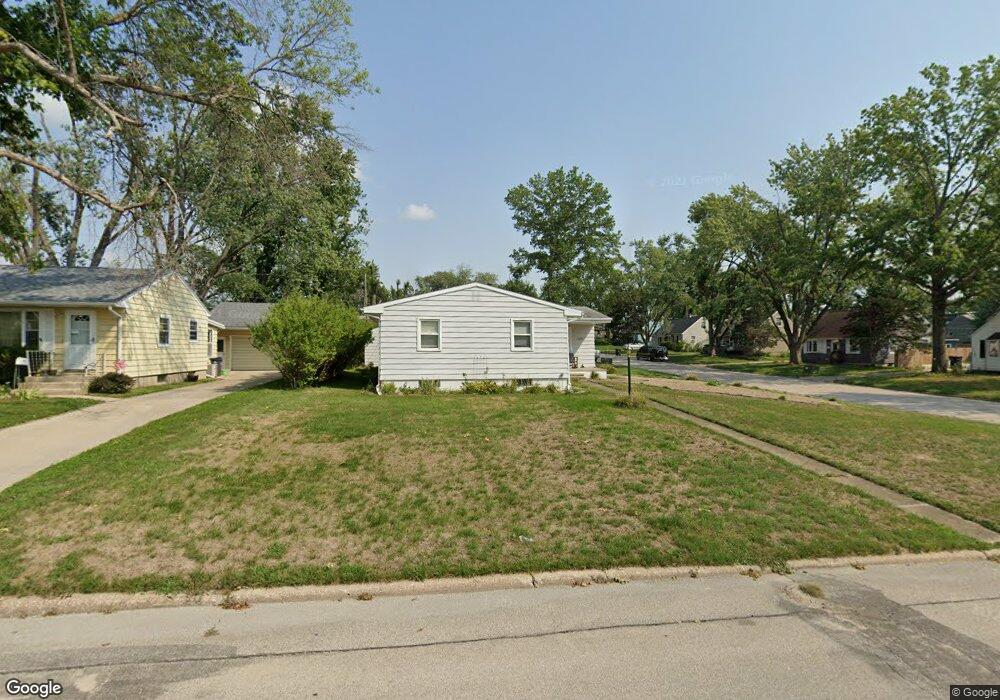 1220 Crestview Dr SE, Cedar Rapids, IA 52403 - photo 1