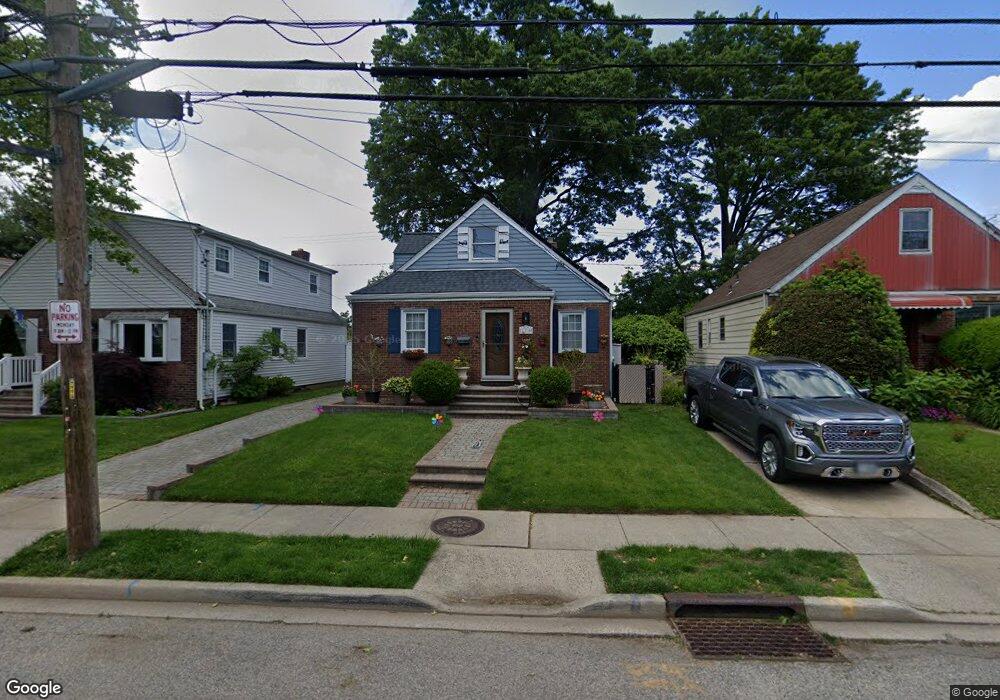 110 Albertson Place, Mineola, NY 11501 - photo 1