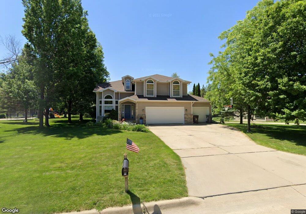 1010 Lakeview Dr, Cedar Falls, IA 50613 - photo 1