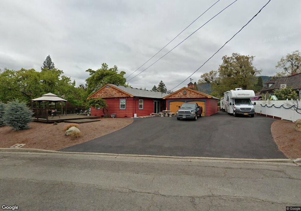 927 NE 8th St, Grants Pass, OR 97526 - photo 1