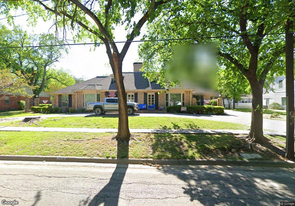 715 S Lindsay St, Gainesville, TX 76240 - photo 1