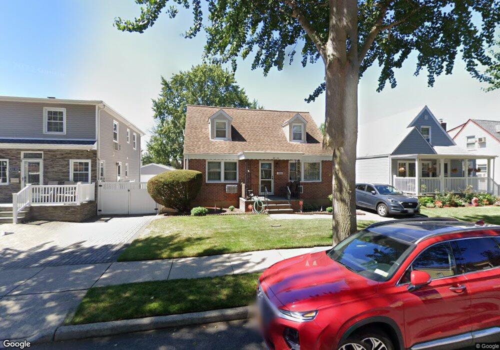 8226 266th St, Glen Oaks, NY 11004 - photo 1