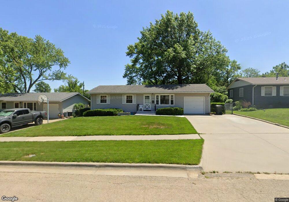 3121 SW 30th St, Topeka, KS 66614 - photo 1